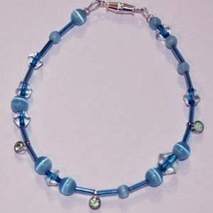Gorgeous aqua blue bracelet w peridot charms 7.75"